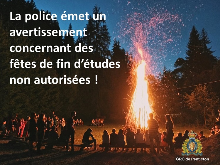 Photo d’un feu de camp avec des jeunes assis autour. Le texte au-dessus de l’image indique : La police met en garde contre les fêtes de fin d’études non autorisées! 