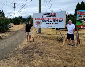 Affiche gagnante du concours d’affiches d’Échec au crime Une autre affiche d’Échec au crime   Glen Atkins et John Hough, membres du conseil, avec un signe d’Échec au crime 