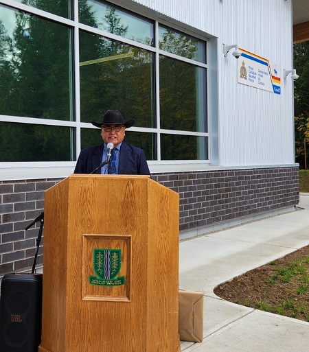 Picture of Mowachaht/Muchalaht First Nation Chief Jack at the podium giving a speech.