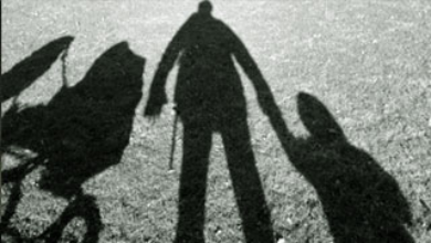 Silhouette d’un enfant qui se fait enlever