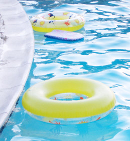 piscine avec des jouets